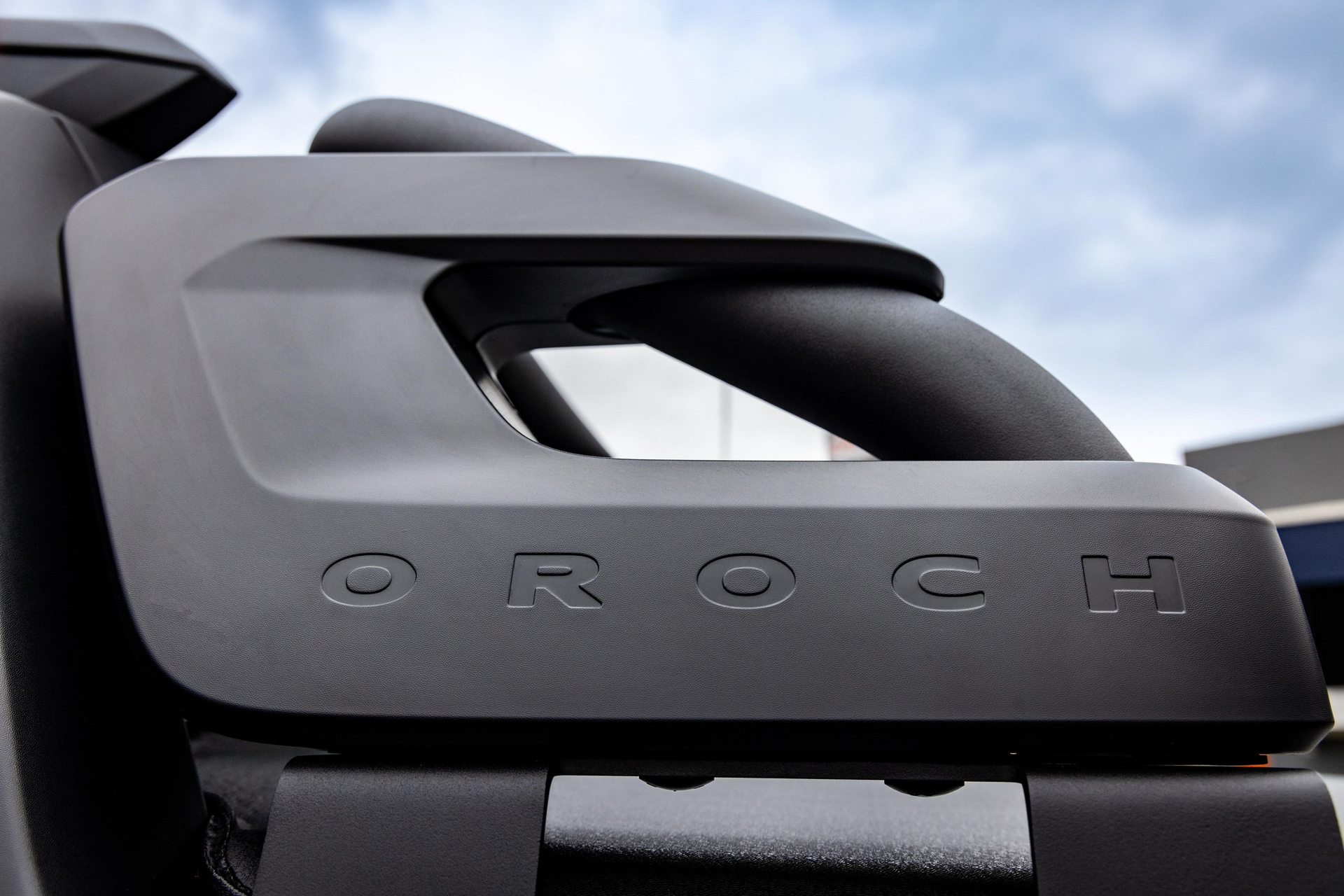 Detalle del emblemático logotipo Oroch, símbolo de robustez en este 4x4.