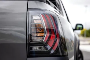 El diseño trasero del Renault Duster Oroch Outsider destaca por su elegancia y robustez.