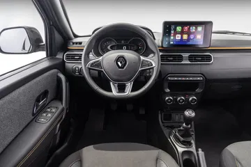 Panel de instrumentos moderno con pantalla táctil y acabados ergonómicos.