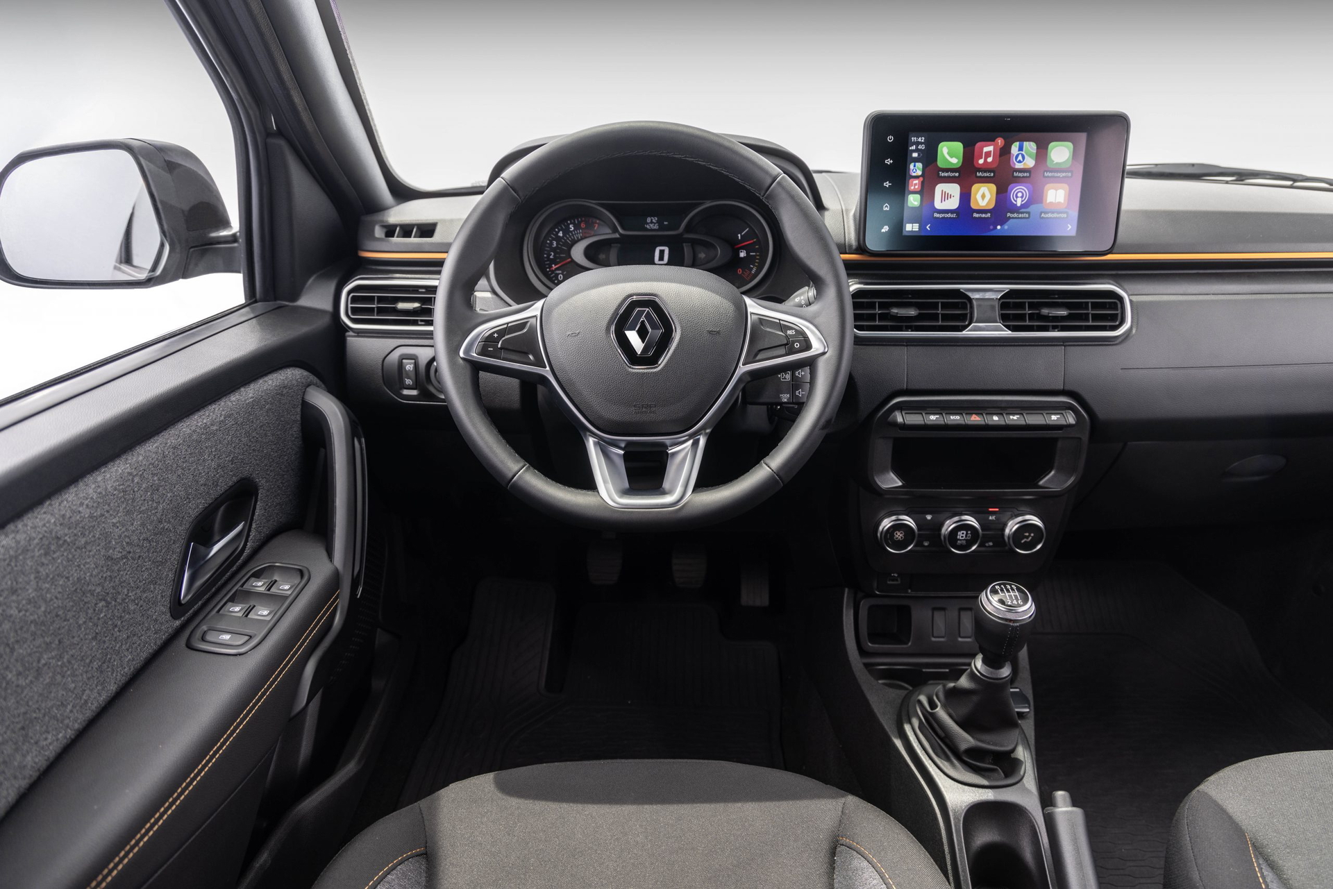 Panel de instrumentos moderno con pantalla táctil y acabados ergonómicos.