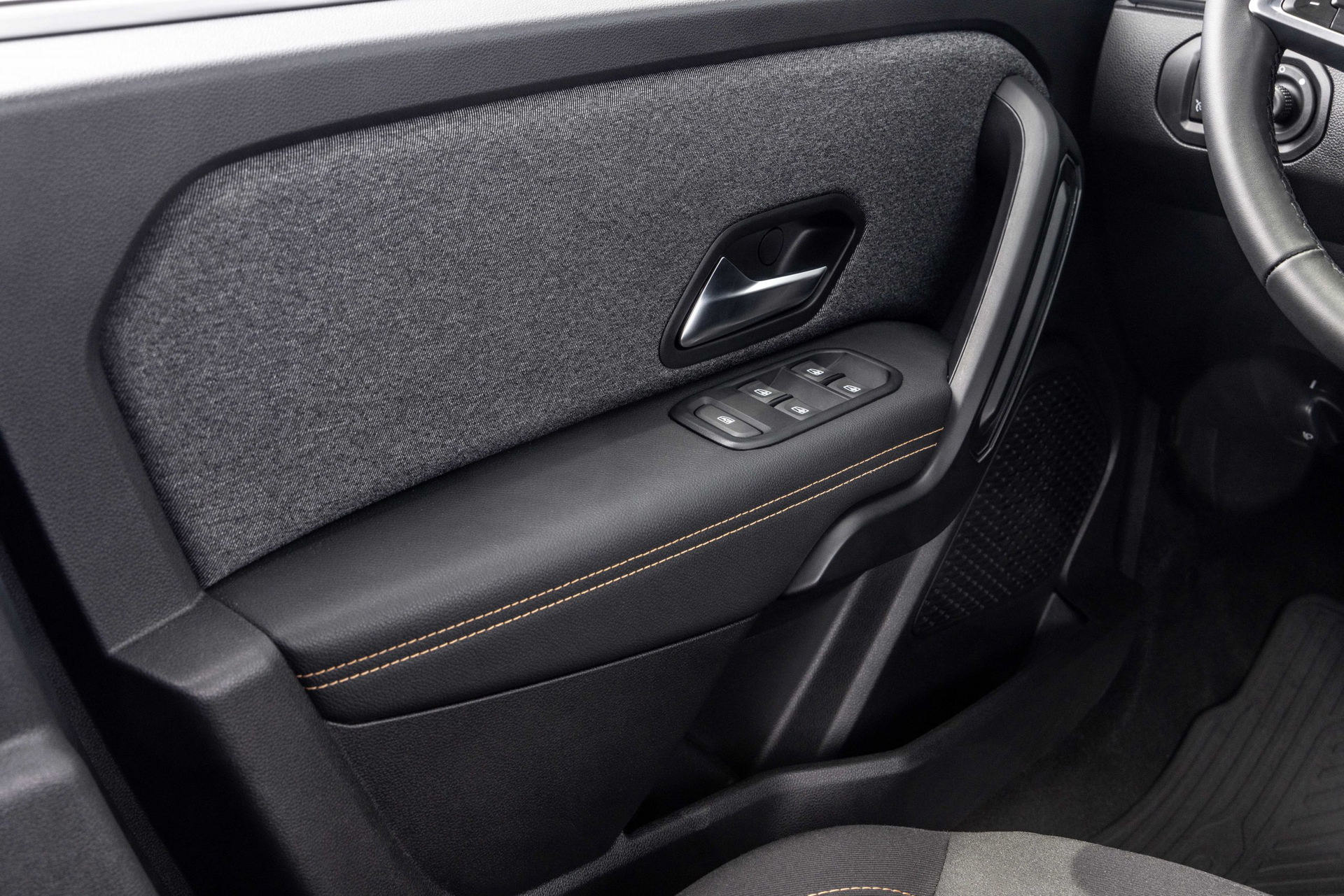 Vista del panel de la puerta con acabados de calidad y botones de control bien ubicados.