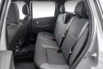 Detalle del espacio trasero en el Renault Oroch, cómodo y funcional.