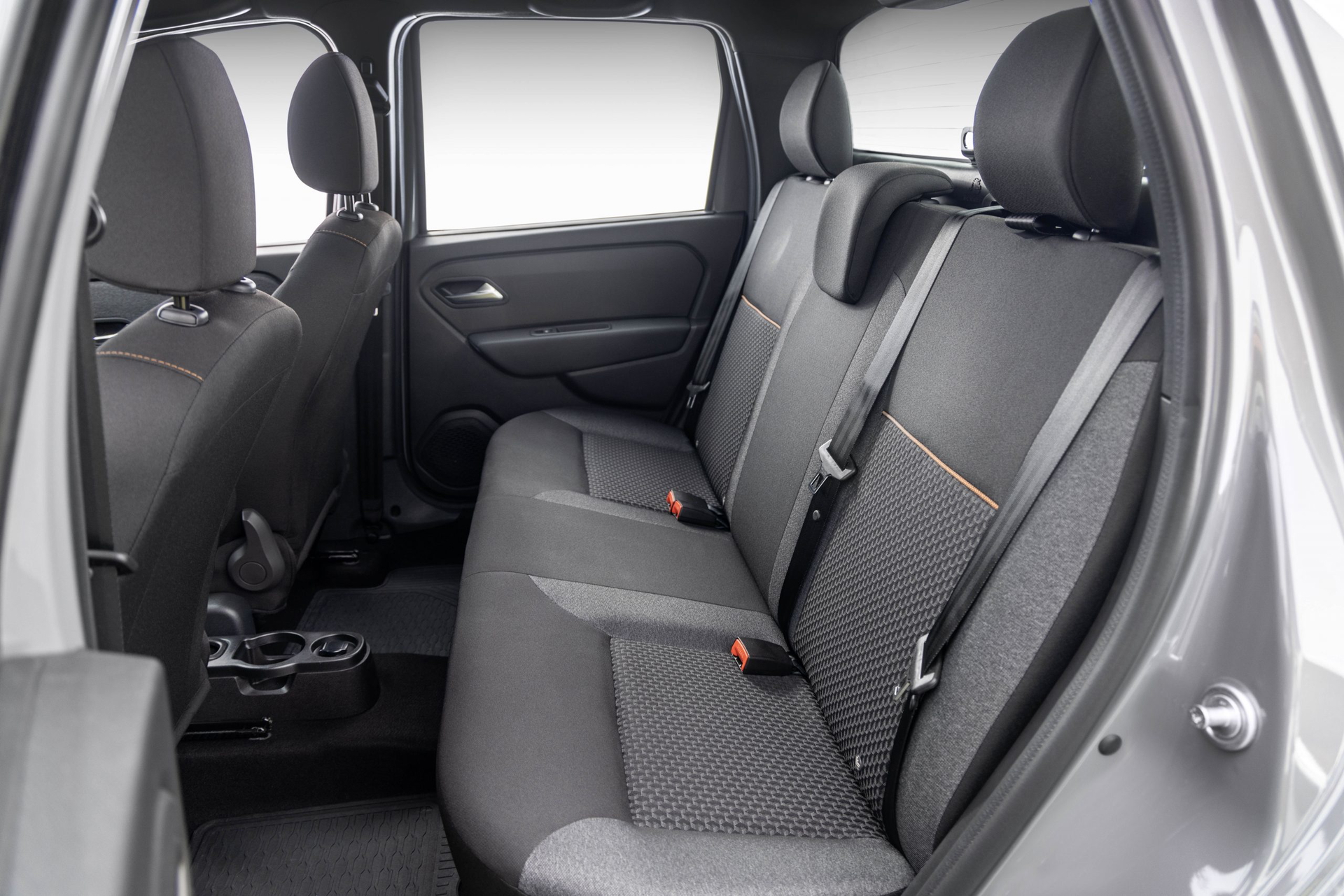 Detalle del espacio trasero en el Renault Oroch, cómodo y funcional.