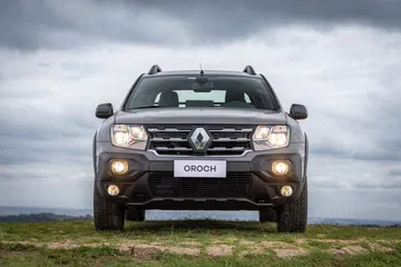 Vista frontal del Renault Duster Oroch, un todoterreno robusto y confiable.