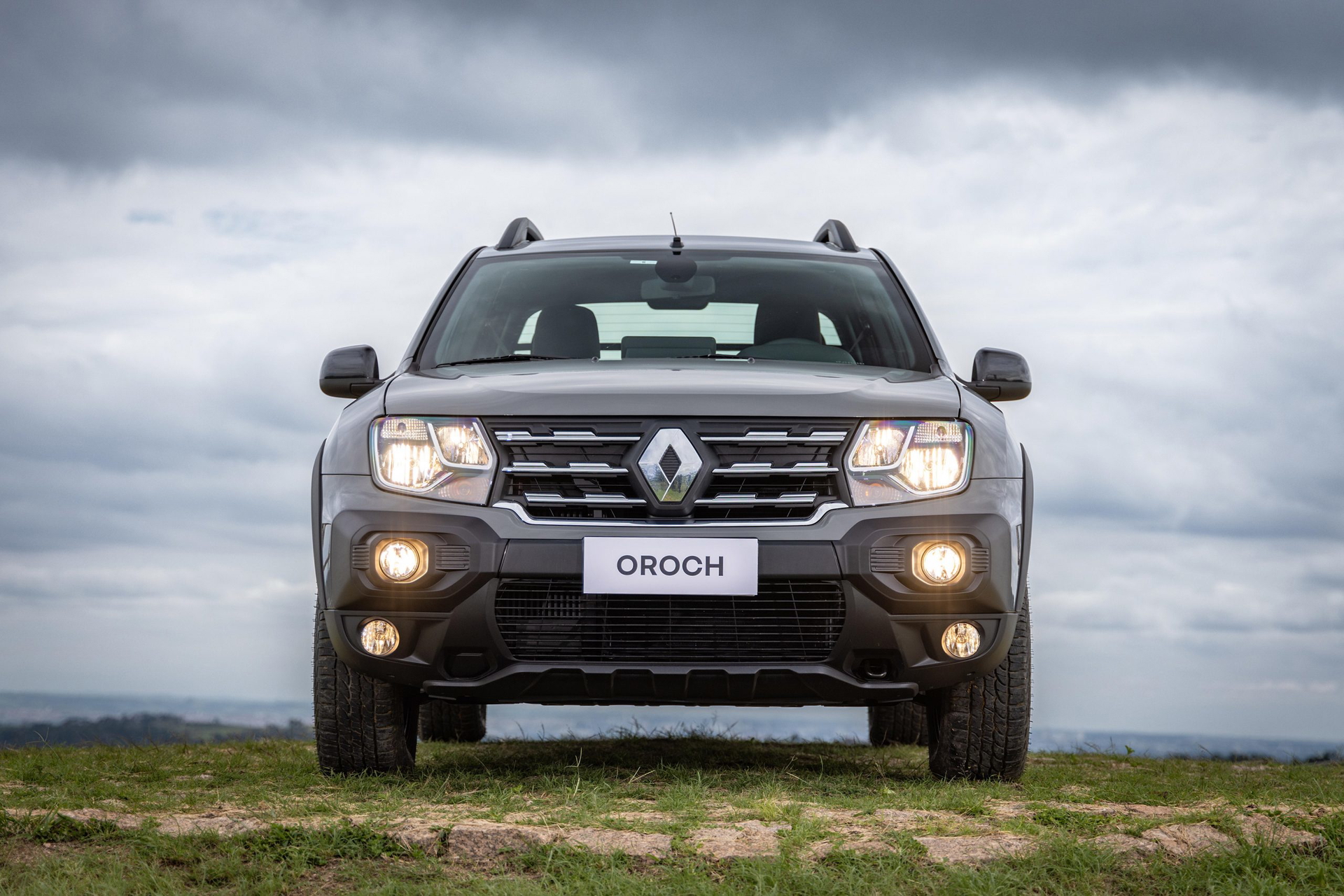 Vista frontal del Renault Duster Oroch, un todoterreno robusto y confiable.