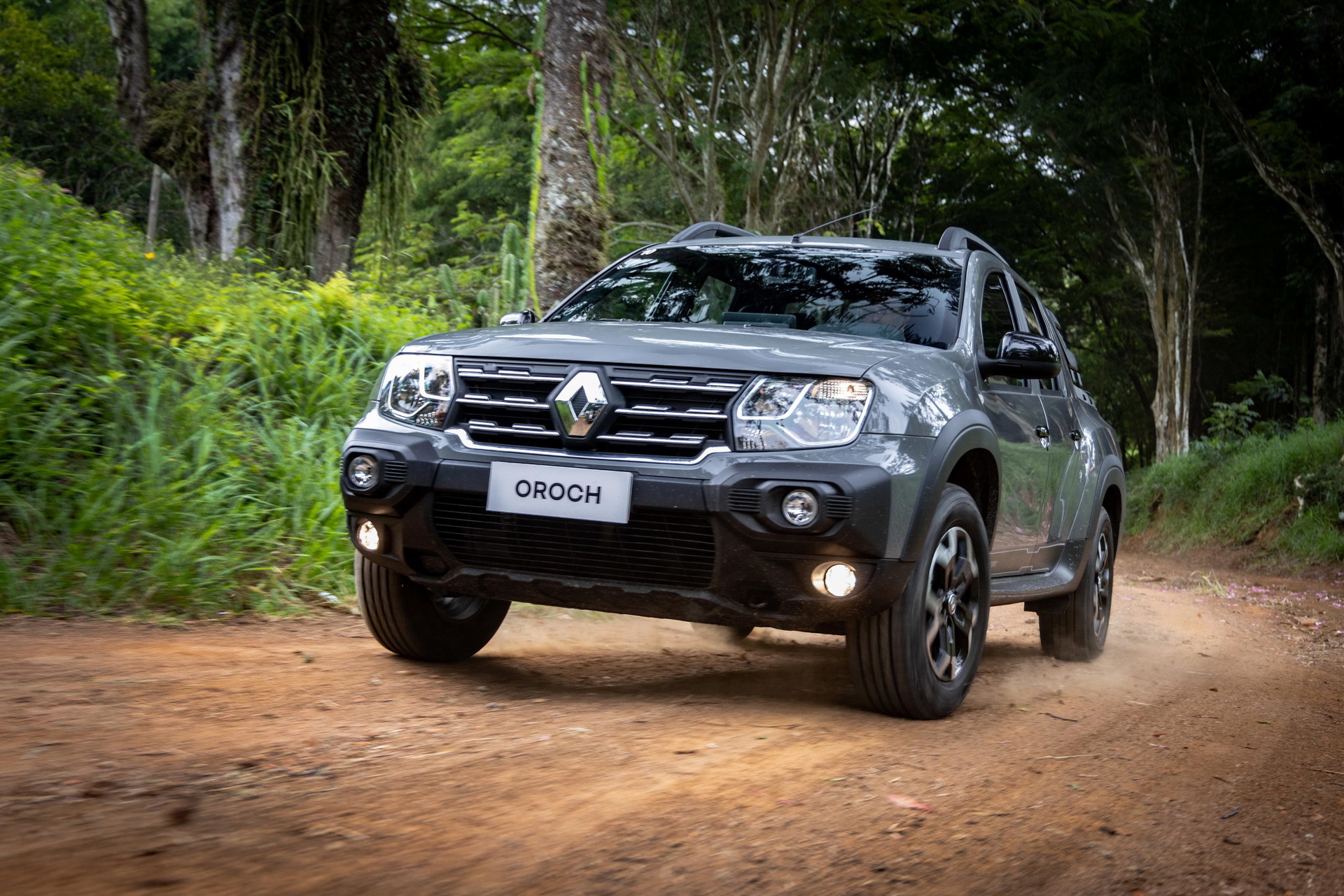 Renault Duster Oroch en acción, mostrando su robustez y capacidad off-road.