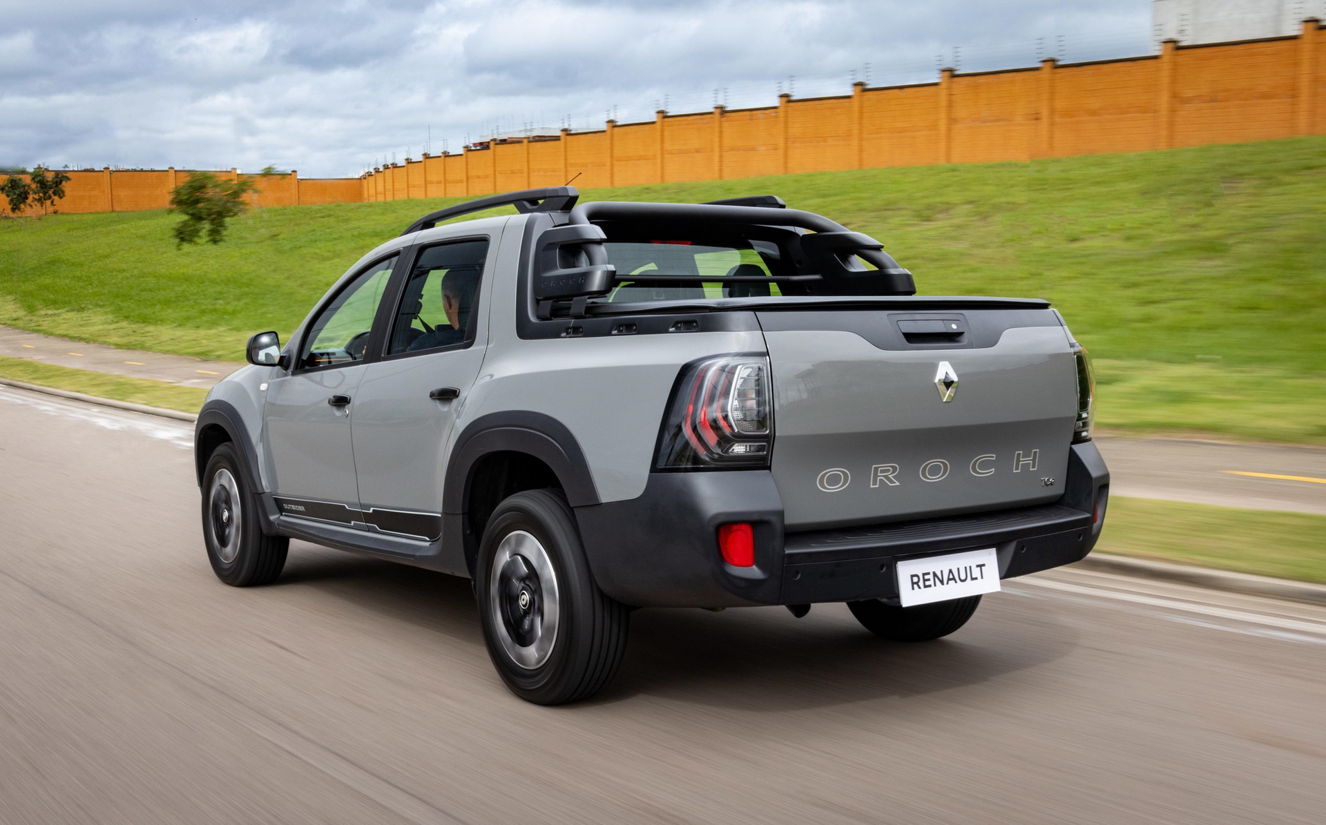 El Renault Duster Oroch destaca por su robustez y versatilidad, ideal para aventureros.