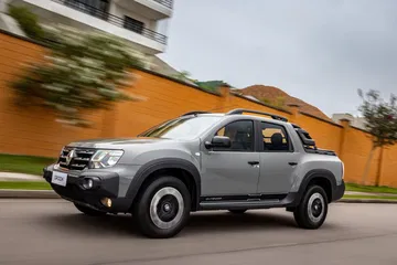 Renault Duster Oroch en movimiento, combinando robustez y estilo.