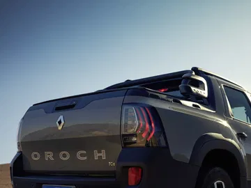 Vista trasera y lateral del Renault Duster Oroch, ideal para trabajo y ocio.