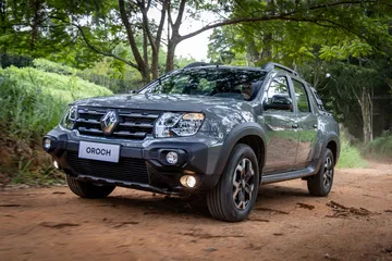 Renault Duster Oroch en un entorno natural, destacando su robustez.