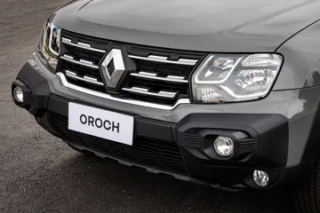 Frontal del Renault Duster Oroch, destacando su diseño robusto.