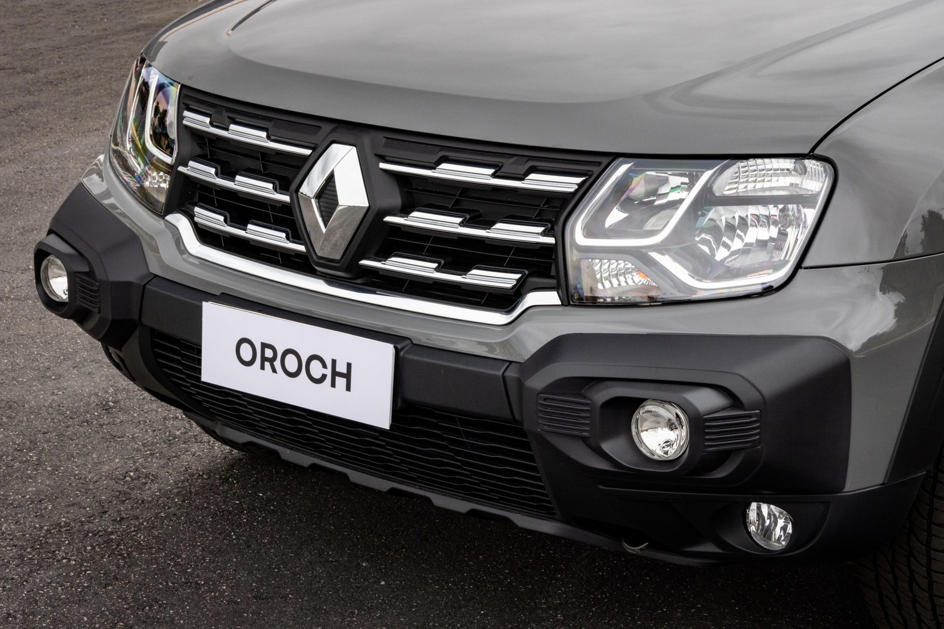 Frontal del Renault Duster Oroch, destacando su diseño robusto.