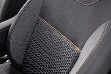 Vista detallada del acabado de los asientos, destacando texturas y acabados de calidad.