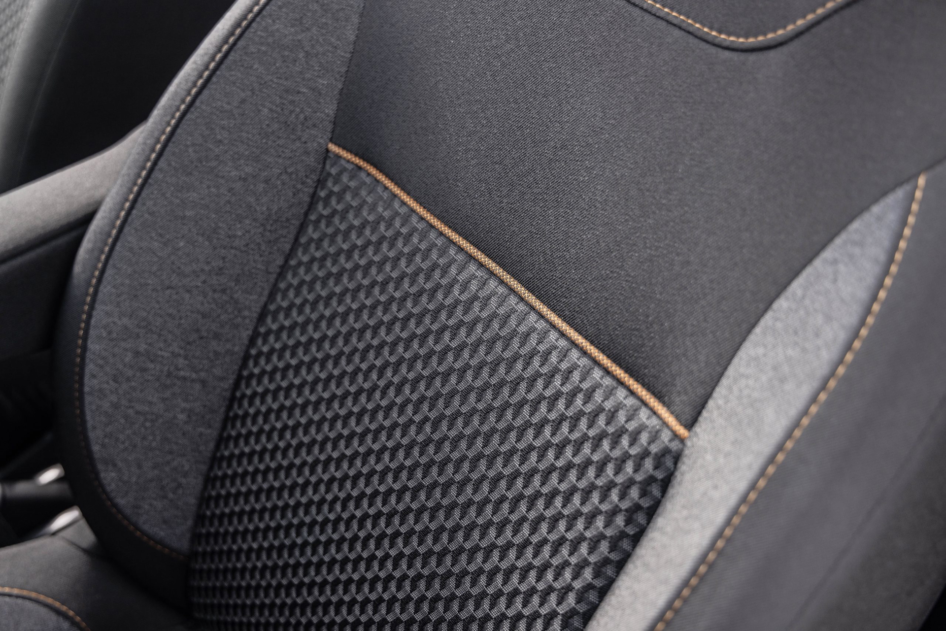 Vista detallada del acabado de los asientos, destacando texturas y acabados de calidad.