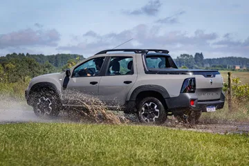 El Renault Oroch Iconic se muestra robusto, ideal para terrenos difíciles y aventuras al aire libre.