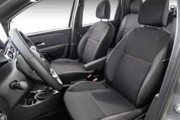 Interior del Renault Oroch Iconic, destaca por su confort y diseño práctico.