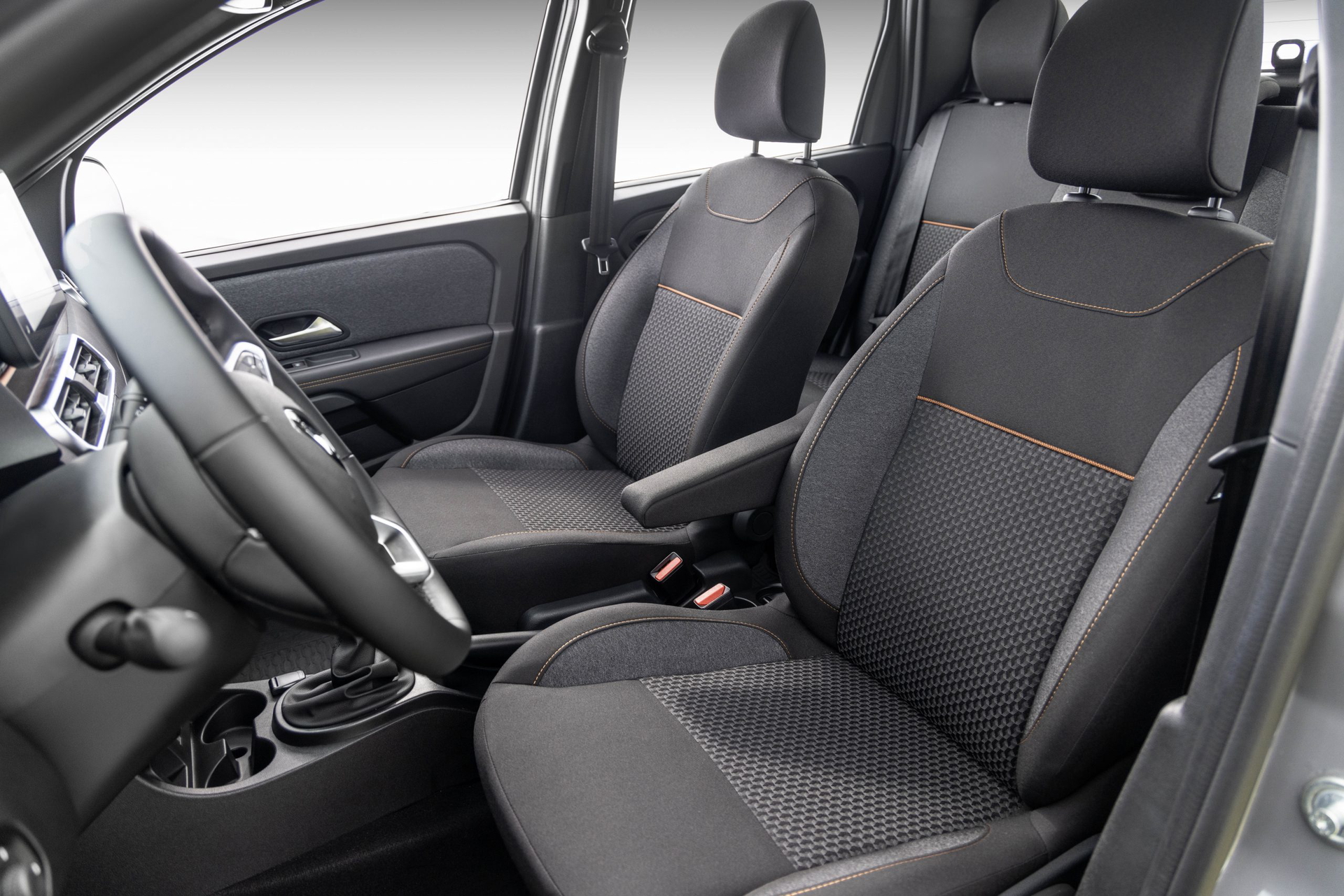 Interior del Renault Oroch Iconic, destaca por su confort y diseño práctico.