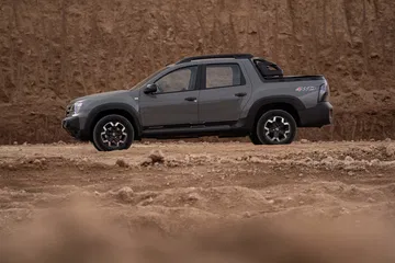 Vista lateral del Renault Oroch, un todoterreno robusto y versátil.