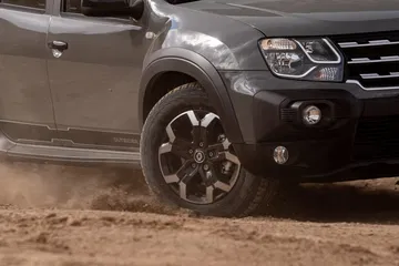 Vista detallada del Renault Oroch 4WD en acción, mostrando su robustez y capacidad todoterreno.