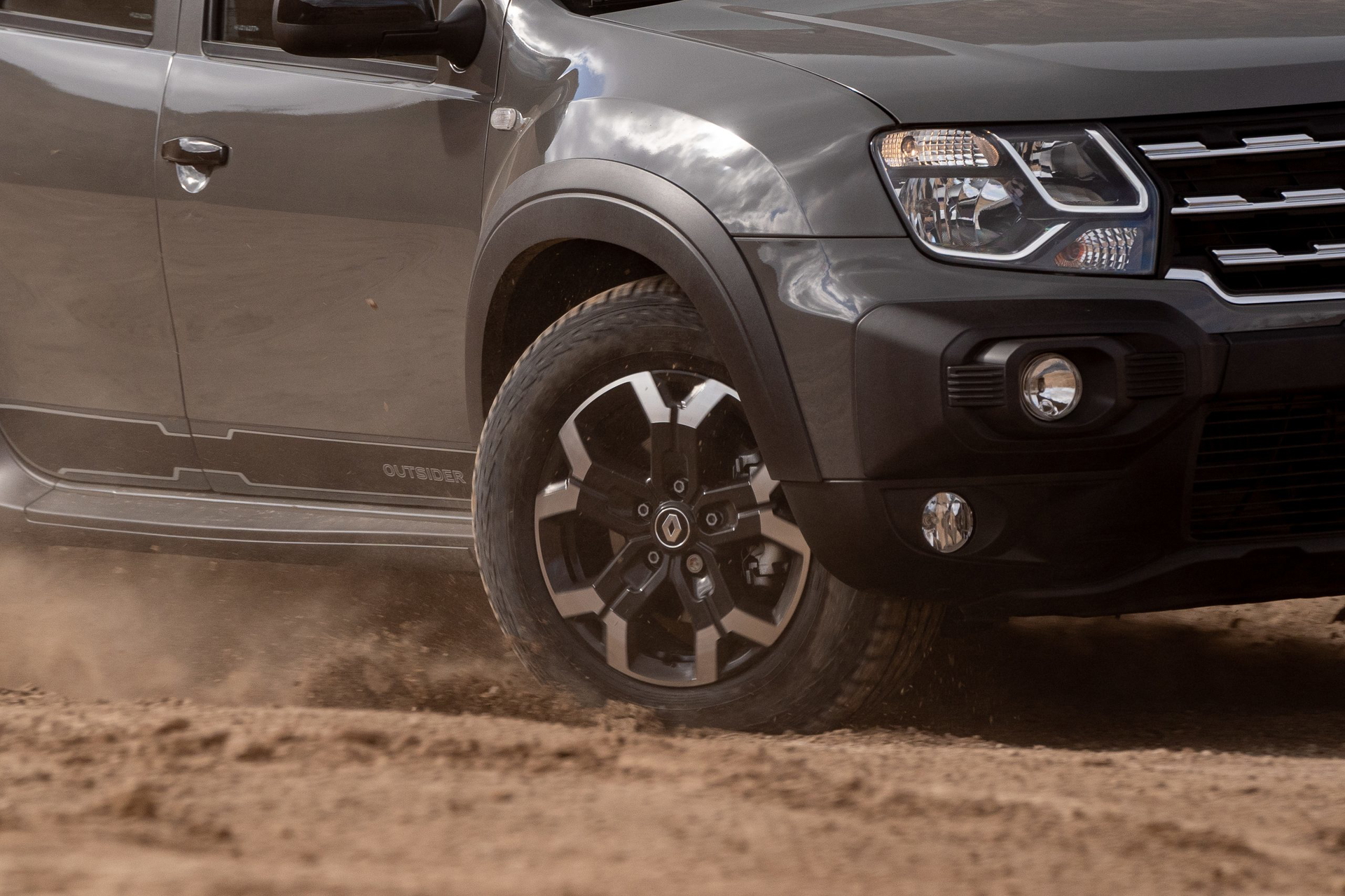 Vista detallada del Renault Oroch 4WD en acción, mostrando su robustez y capacidad todoterreno.