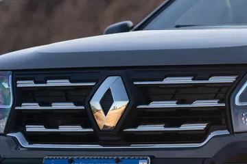 Detalle del frontal con el icónico logo de Renault, mostrando robustez y diseño moderno.