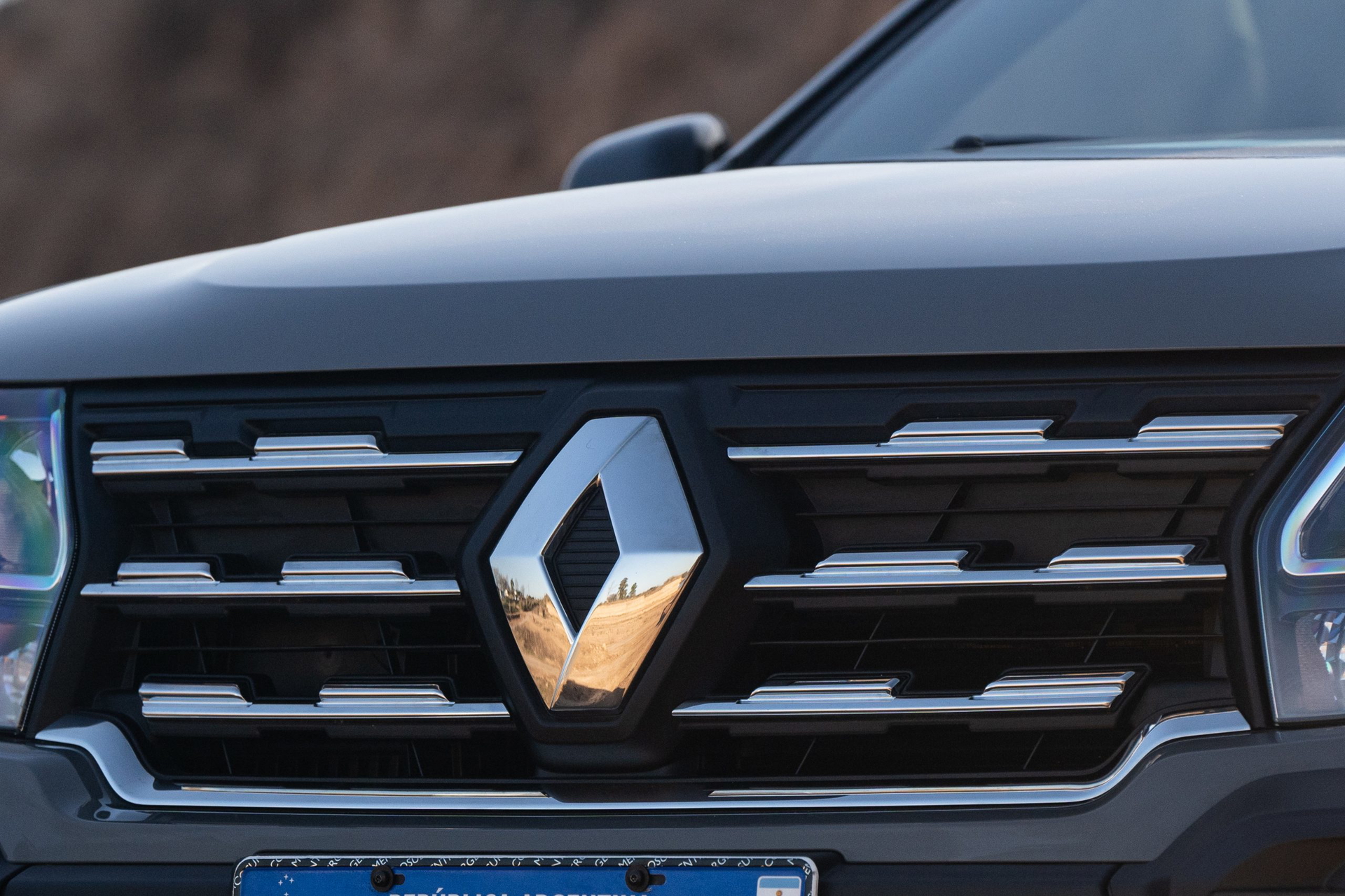 Detalle del frontal con el icónico logo de Renault, mostrando robustez y diseño moderno.