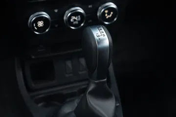 Detalle del pomo de cambios del Renault Oroch, mostrando sus posiciones.