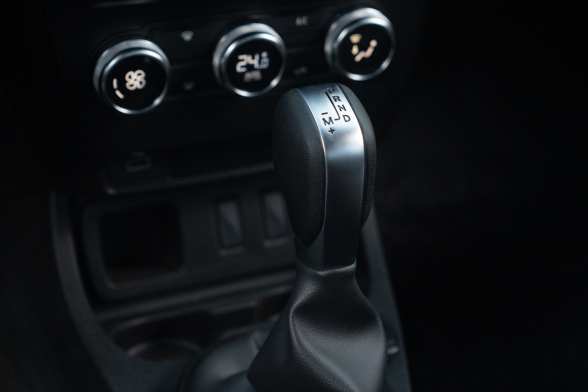 Detalle del pomo de cambios del Renault Oroch, mostrando sus posiciones.