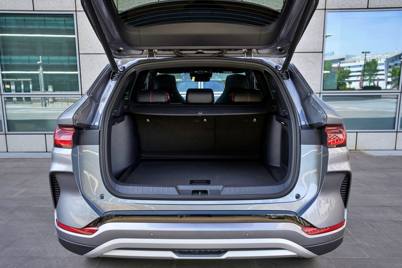 Amplio maletero de este SUV híbrido, ideal para familias y viajes largos.