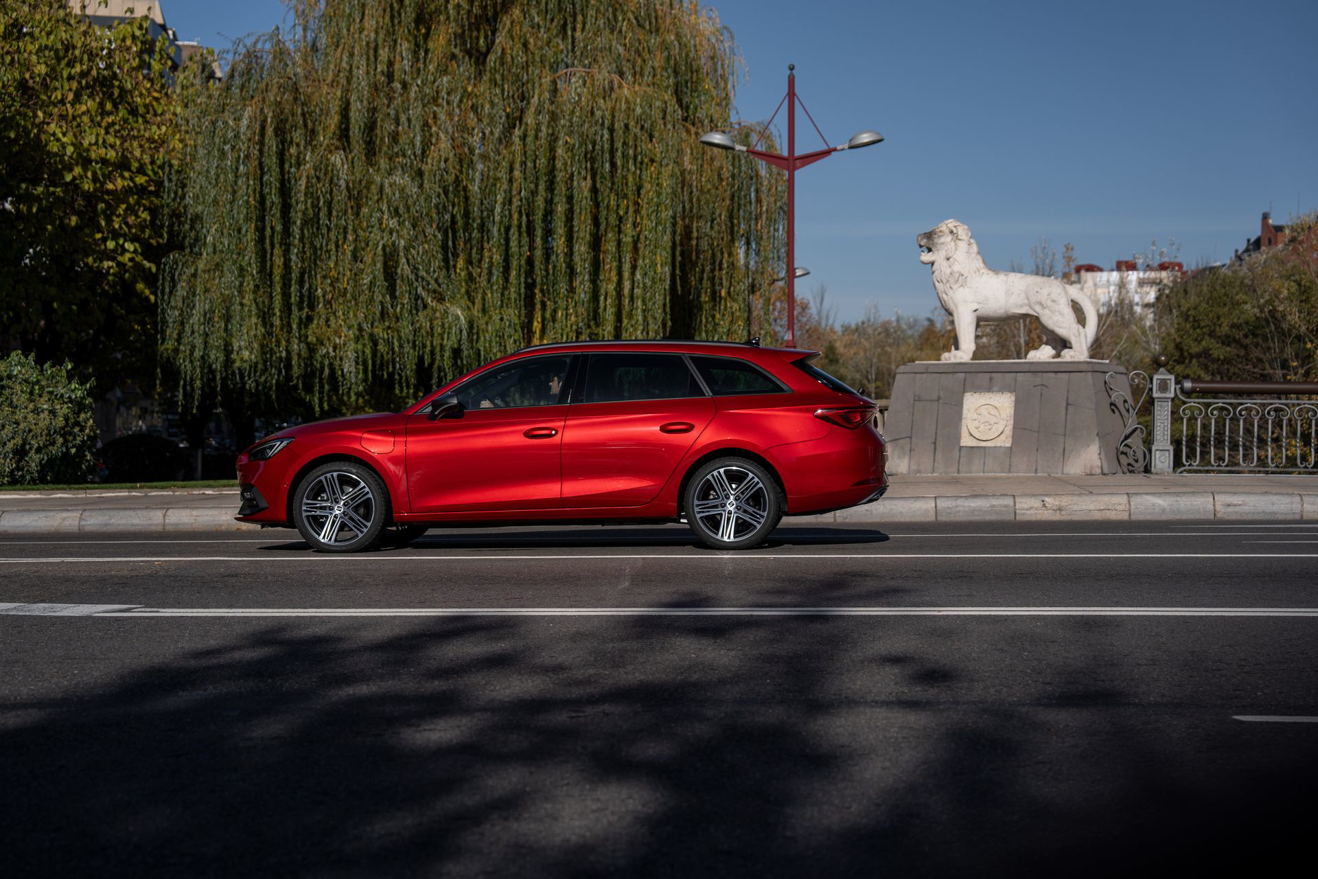 El SEAT León E-Hybrid combina estilo y eficiencia, ofreciendo más de 130 km en modo eléctrico.