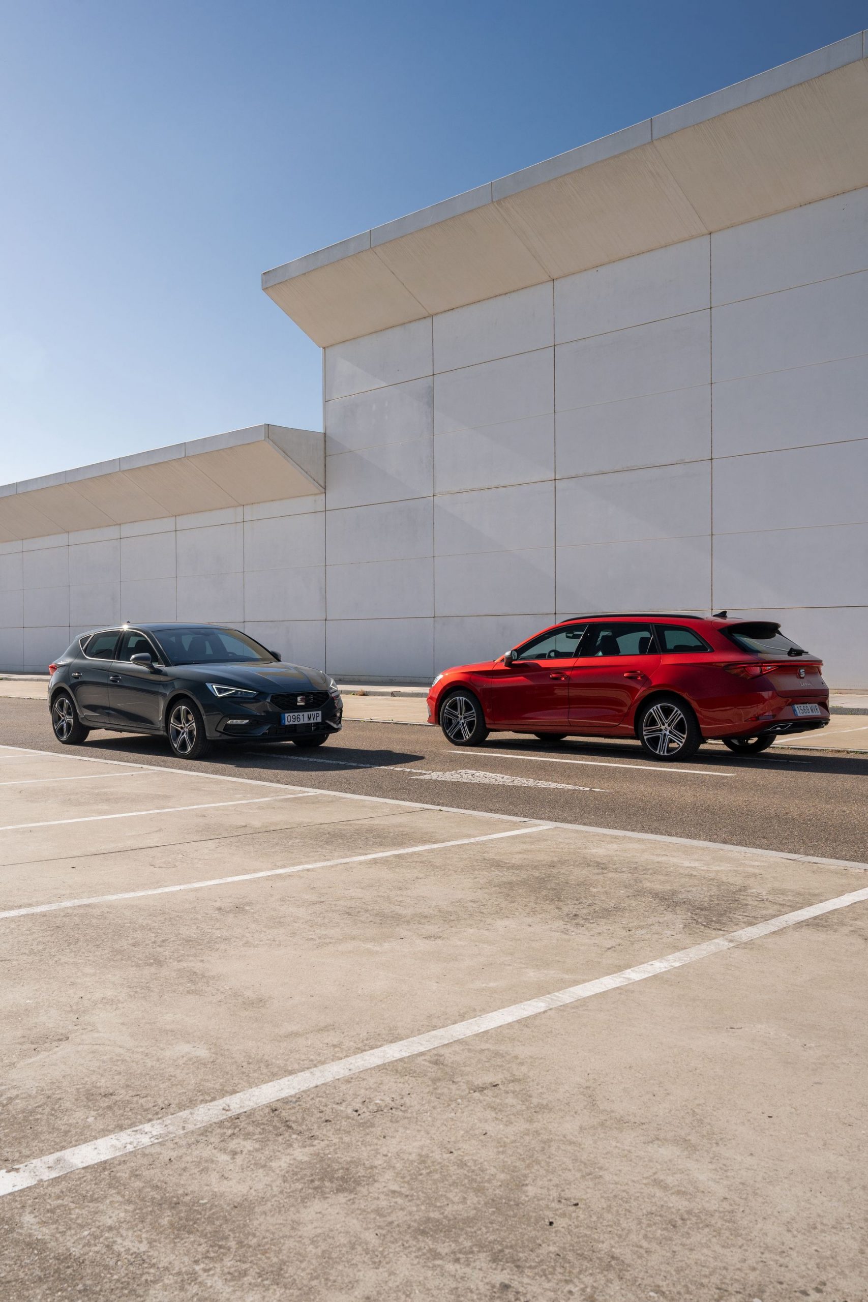 El nuevo SEAT León e-Hybrid destaca por su diseño versátil y eficiencia energética.