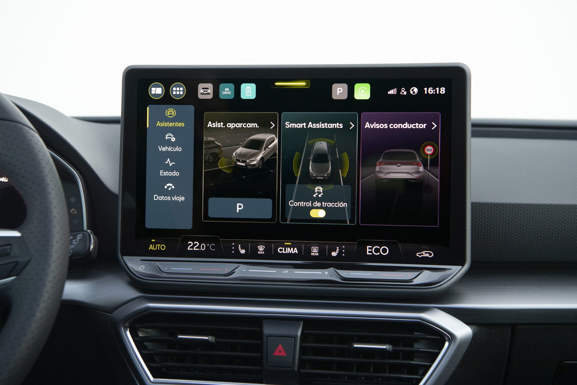 Pantalla digital central del SEAT León e-Hybrid, intuitiva y moderna.