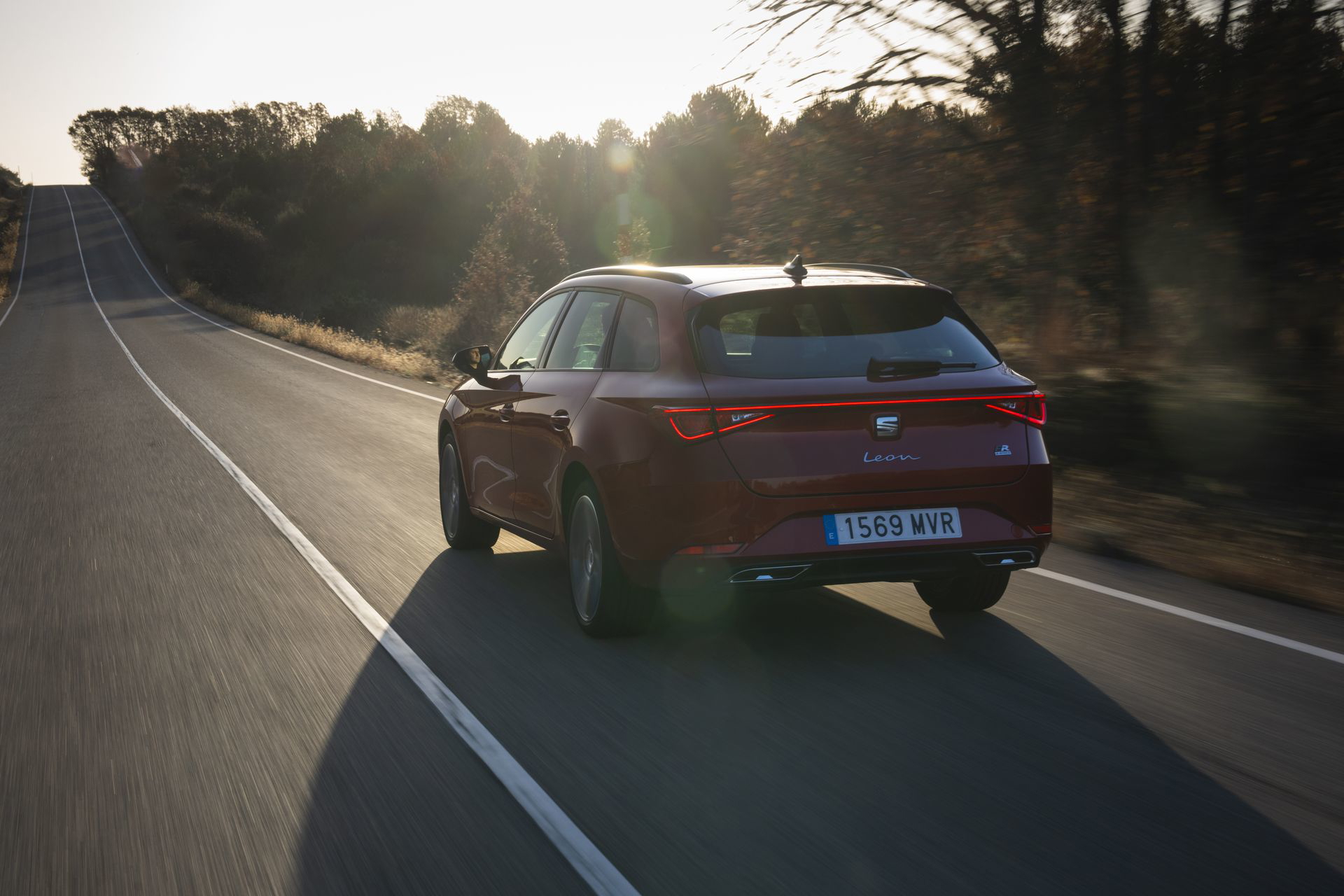 El nuevo LEON EHYBRID destaca por su diseño moderno y eficiente, con un toque dinámico.