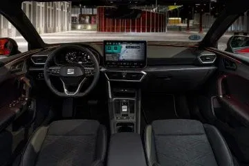 Interior del nuevo SEAT León eHybrid con diseño moderno y tecnología avanzada. Interior del nuevo SEAT León eHybrid con diseño moderno y tecnología avanzada.