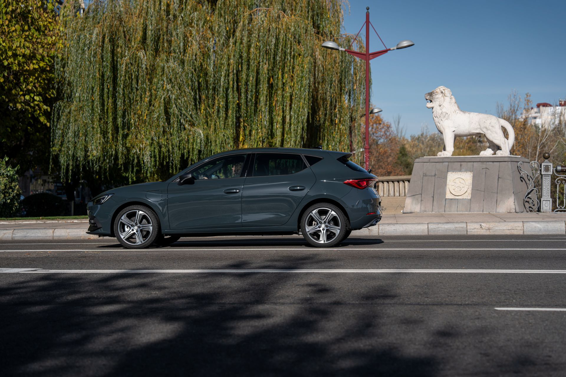 El SEAT León e-Hybrid destaca por su diseño moderno y práctico.