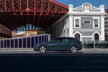 El Leon E-Hybrid destaca por su diseño elegante y aerodinámico.