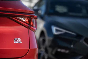 Vista del SEAT León E-Hybrid, resaltando su elegante diseño trasero y deportivo.