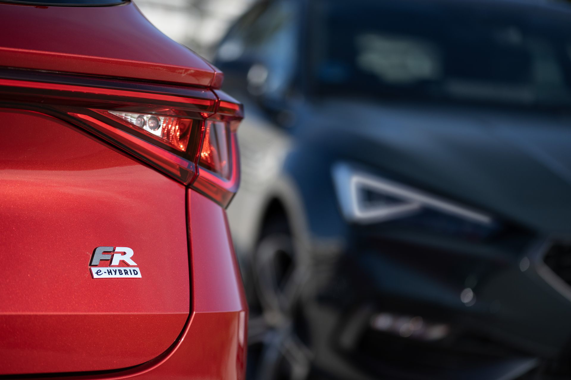 Vista del SEAT León E-Hybrid, resaltando su elegante diseño trasero y deportivo.