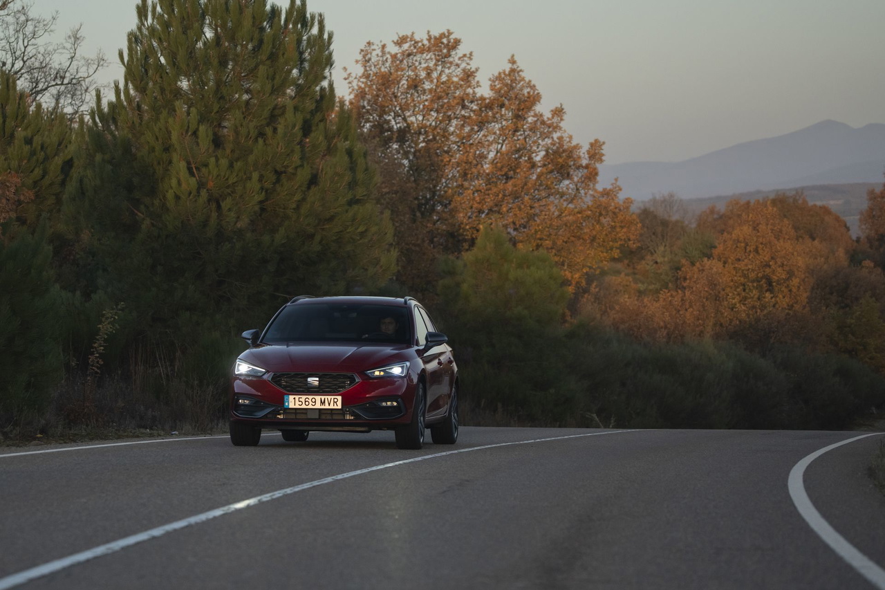 El LEON EHYBRID destaca por su diseño elegante y eficiente en carretera.