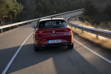 Vista trasera del León E-Hybrid, mostrando su diseño dinámico y elegante en ruta.