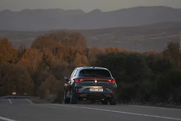 El León E-Hybrid combina eficiencia y diversión en cada viaje, con un maletero amplio.