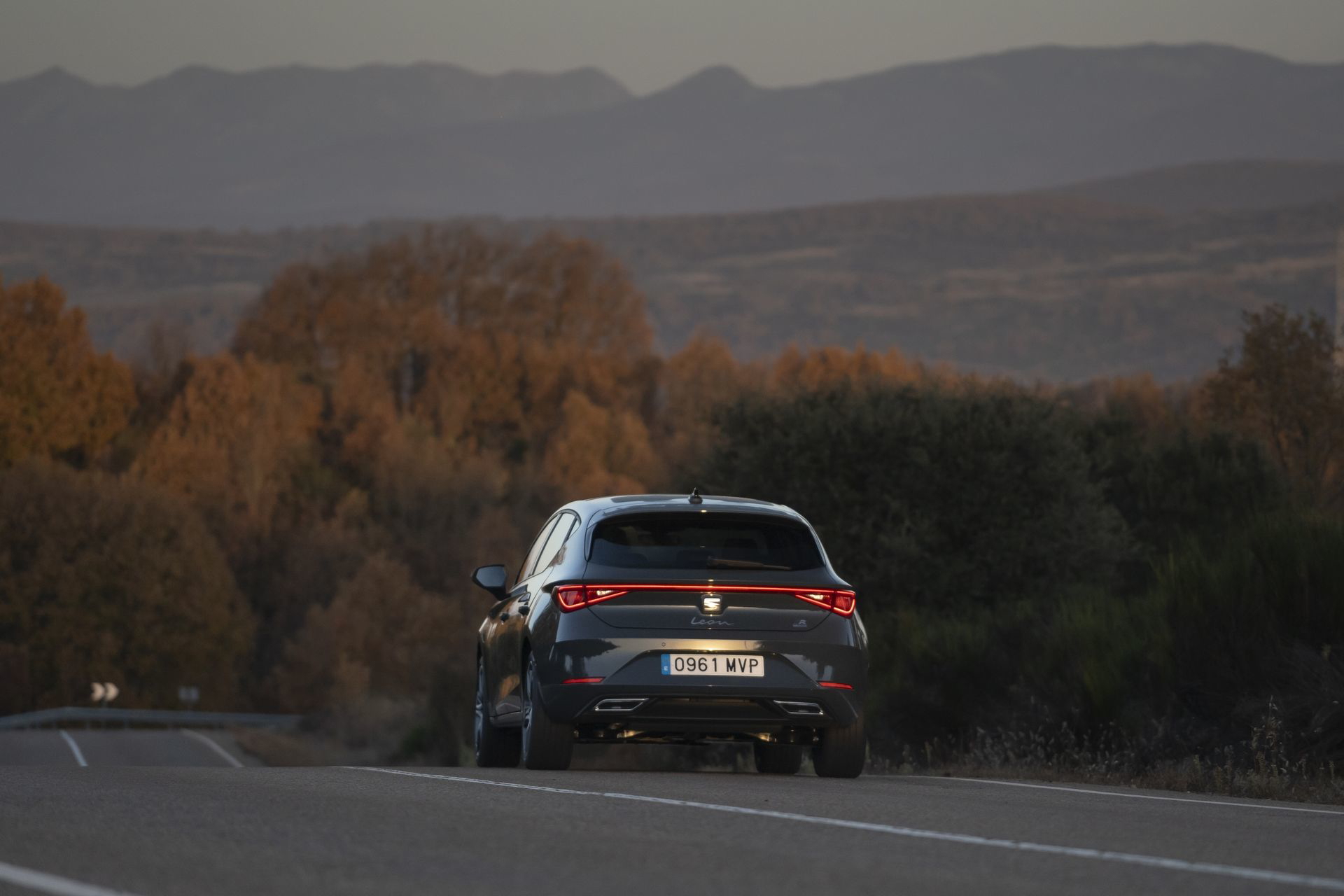 El León E-Hybrid combina eficiencia y diversión en cada viaje, con un maletero amplio.
