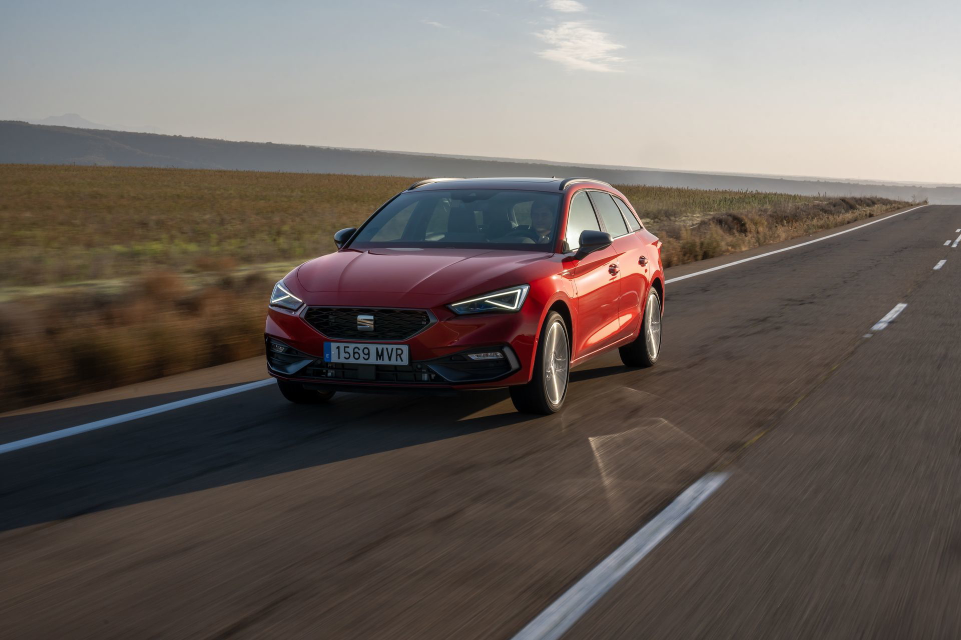 El León E-Hybrid destaca por su diseño dinámico y eficiente en carretera.