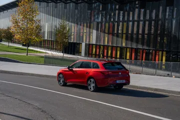 El nuevo SEAT León E-Hybrid combina eficiencia y rendimiento sin comprometer la diversión al conducir.