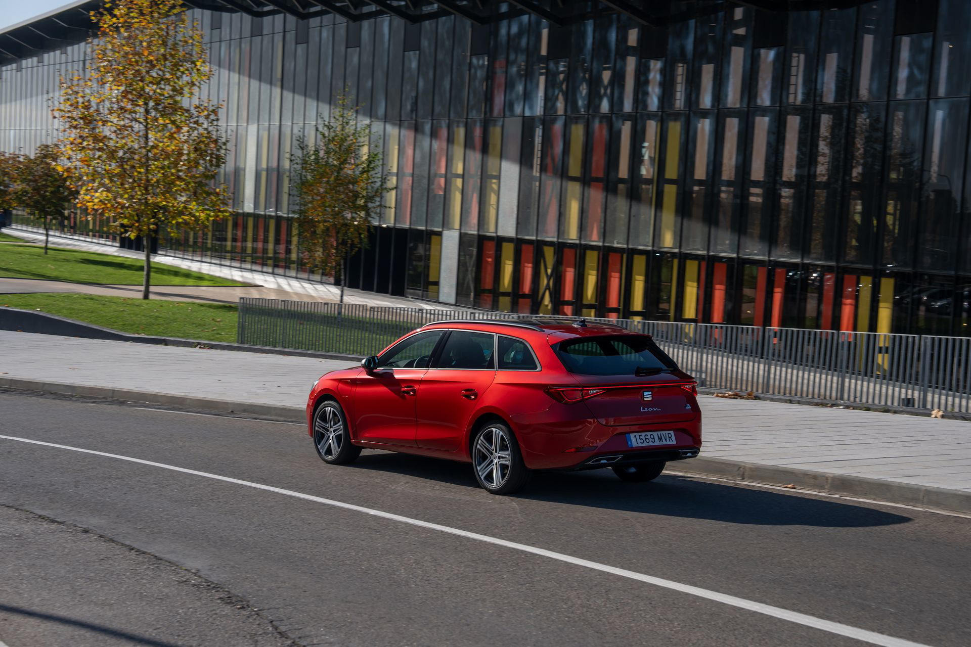 El nuevo SEAT León E-Hybrid combina eficiencia y rendimiento sin comprometer la diversión al conducir.