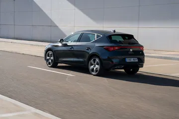 El SEAT León e-Hybrid combina eficiencia y diseño moderno con un amplio maletero