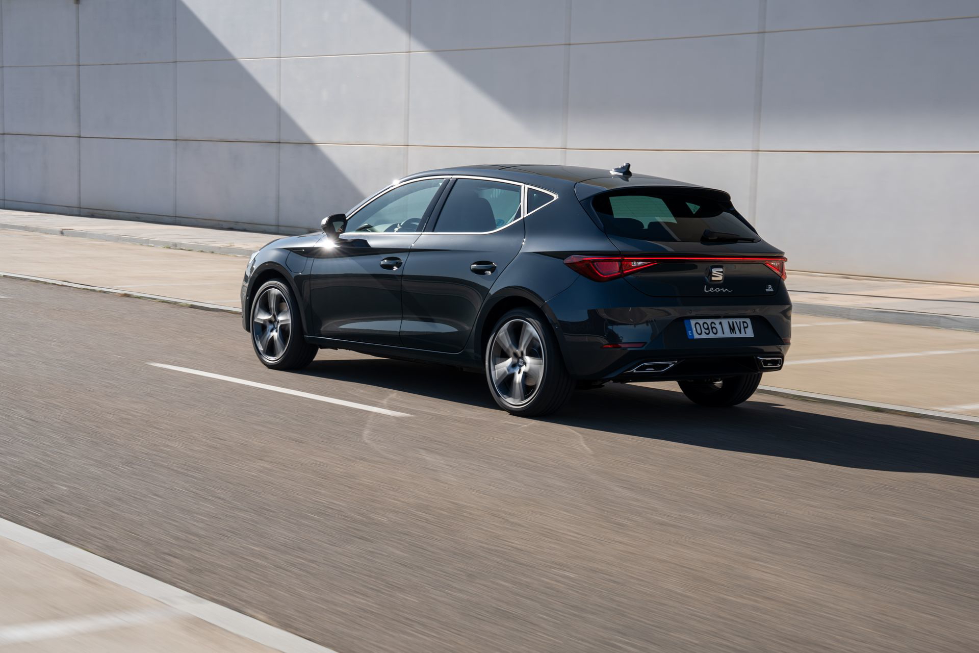 El SEAT León e-Hybrid combina eficiencia y diseño moderno con un amplio maletero
