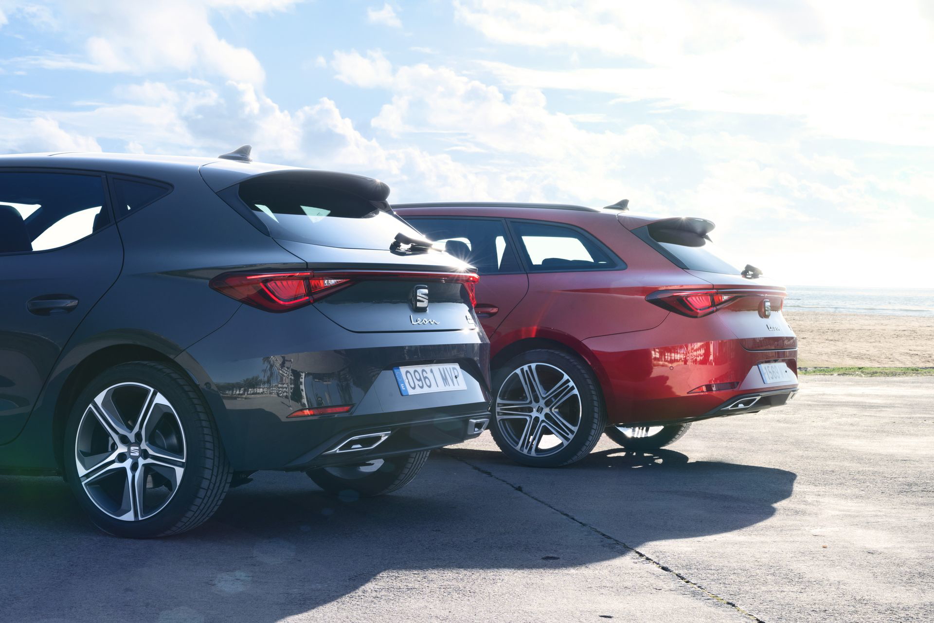 Dos versiones del SEAT León e-Hybrid resaltando su diseño moderno