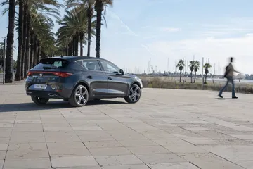 El LEON EHYBRID combina diseño y eficiencia, disfrutando de 130 km en eléctrico.