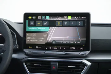 Pantalla digital del Seat León E-Hybrid, con interfaz moderna y funcional.